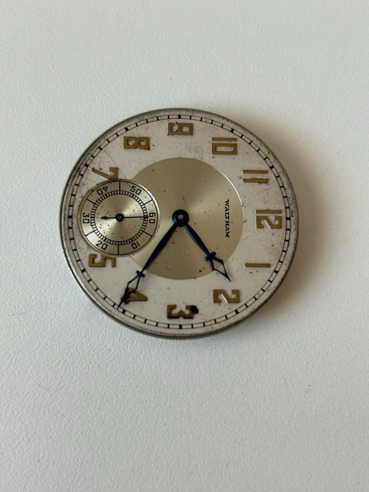 405943