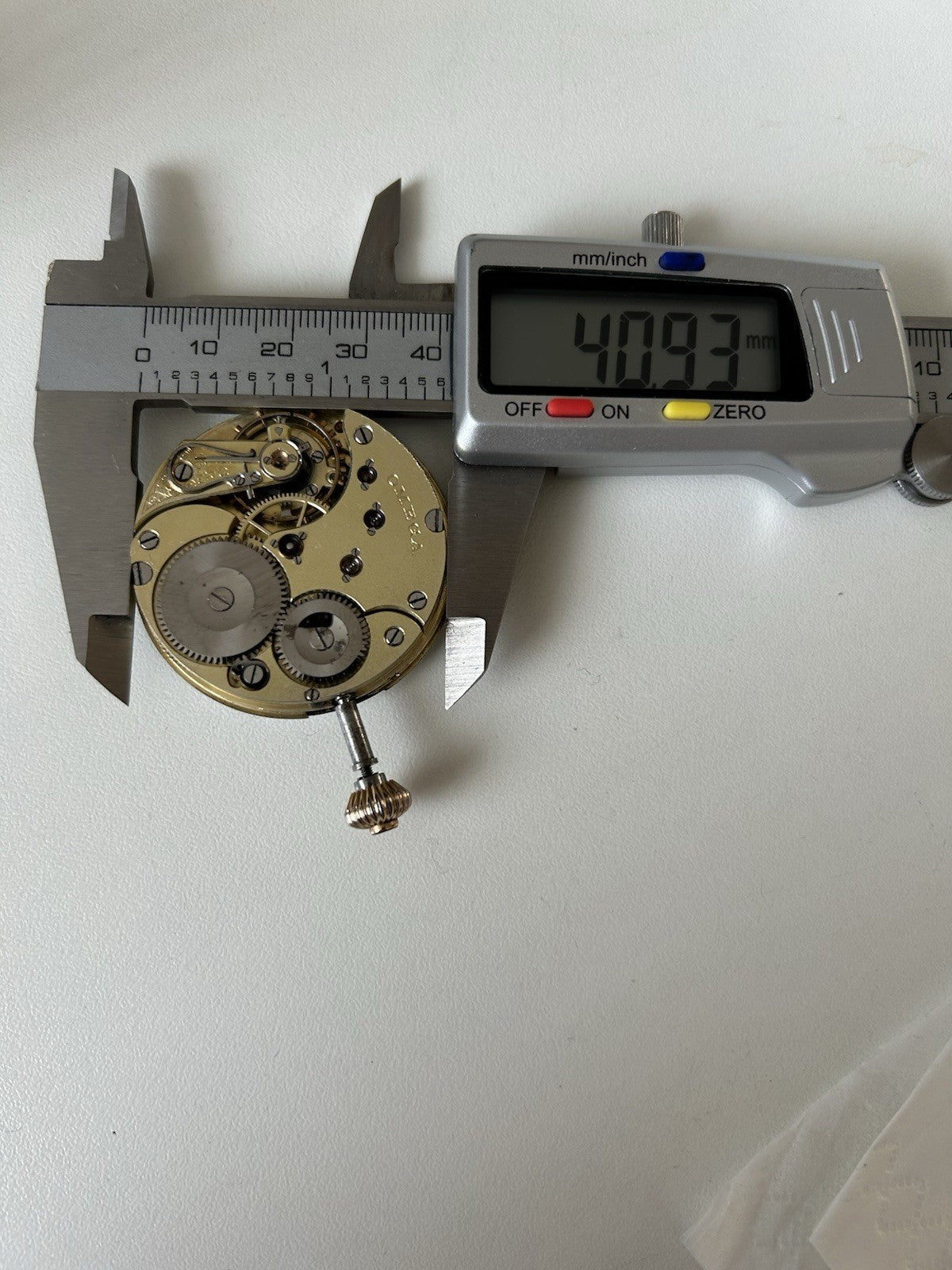 406100