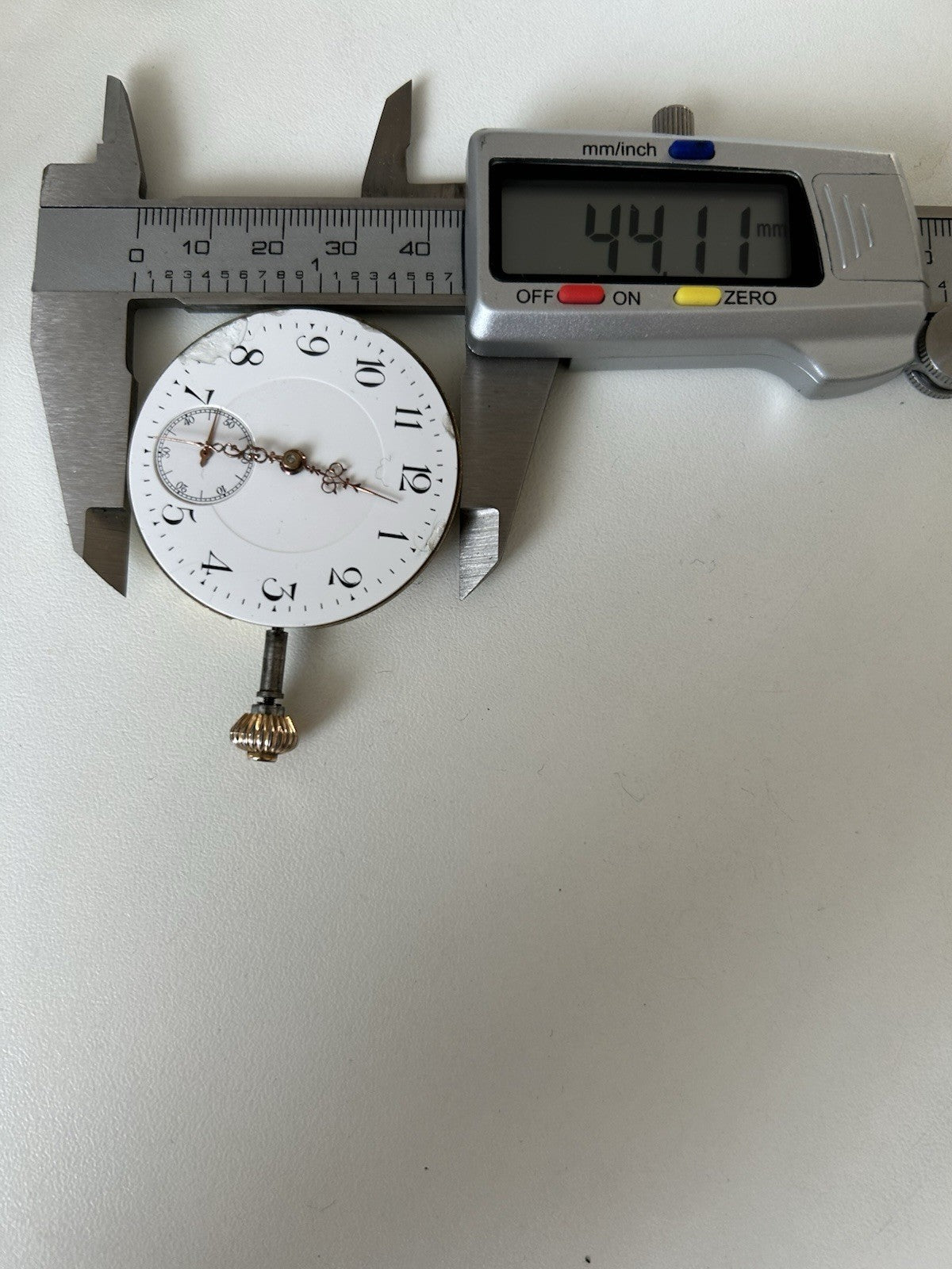 406100